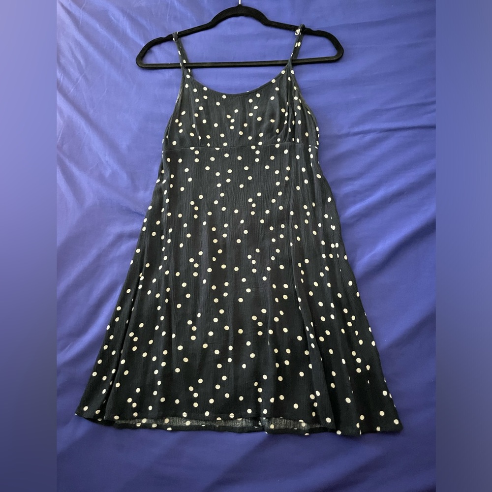 Cute poka dot dress
Adjustable straps
2000’s vibe